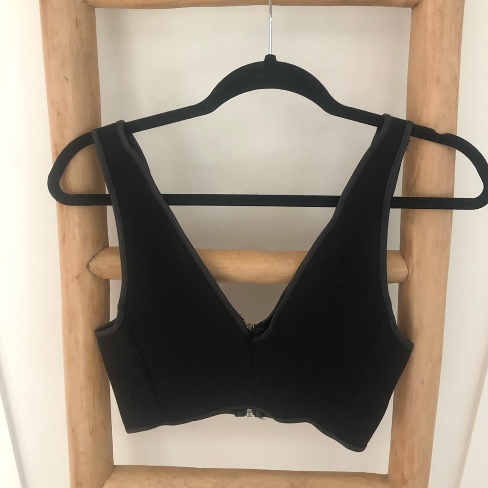 Black V Crop